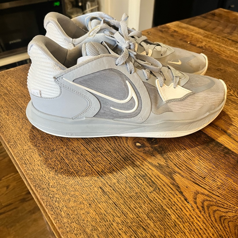 Nike Kyrie Low Basketball Shoe